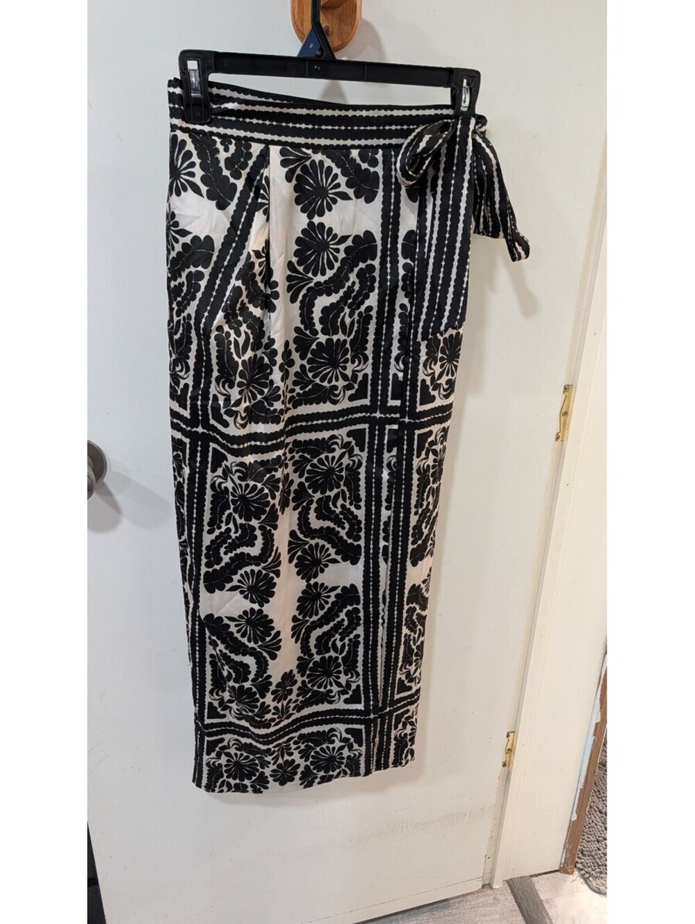 Antonio Melani Black and cream Floral Midi Wrap Skirt Size 2